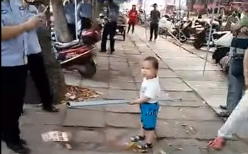 ¿Ya viste el video? Este es el valiente niño que defiende a su abuela y que se viralizó