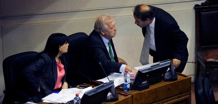 Críticas divididas en Twitter tras aprobación de control preventivo de identidad en Senado