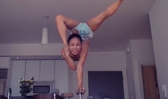 Cirque du Soleil: Mujer acróbata realiza arriesgados movimientos junto a su hija