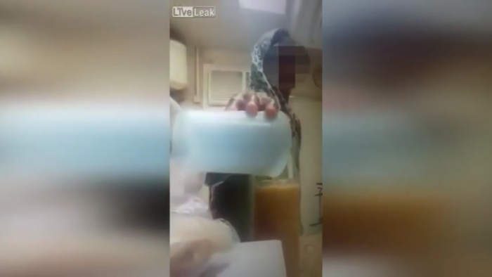 Asquerosa venganza: empleada de hogar vertió particular sustancia en el jugo de su jefe