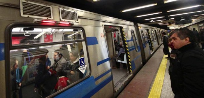 Metro suspende servicio en 2 estaciones por joven que falleció tras caer a las vías