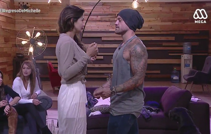 Las bromas que dejó en Twitter el desaforado beso entre Pascual y Mona