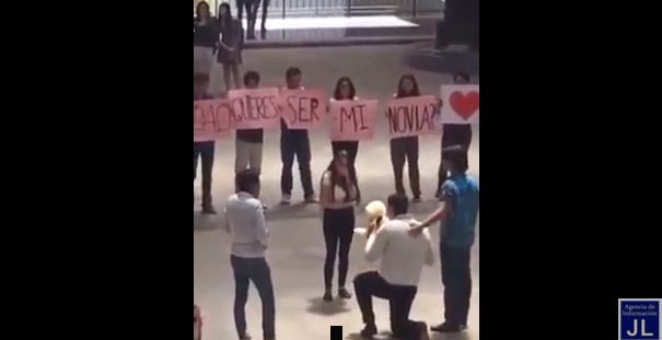 Joven que fue rechazado frente a toda la universidad se convierte en viral