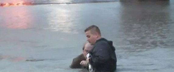 Reportero se arriesga para salvar a hombre en medio de inundación en EEUU