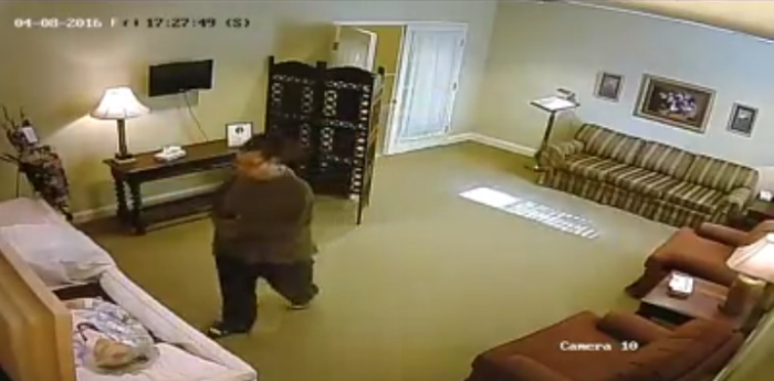 Video muestra momento en que una mujer le roba el anillo a abuela fallecida