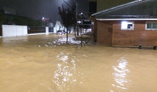 Gran inundación en Tomé tras desborde de canal: declaran Alerta Amarilla