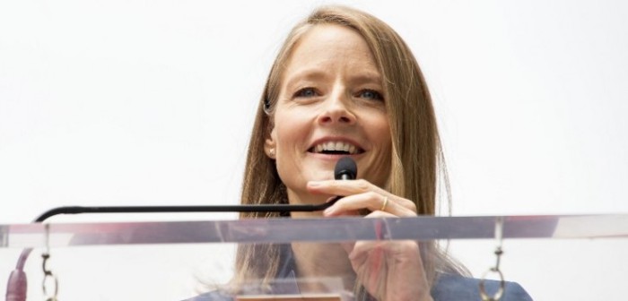Jodie Foster recibe estrella en Paseo de la Fama junto a su esposa y Kristen Stewart