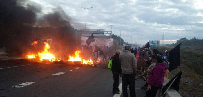 Afectados por marea roja cortan rutas en rechazo a bono del Gobierno en Los Lagos