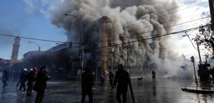 Nochero muere durante incendio iniciado por manifestantes en Valparaíso