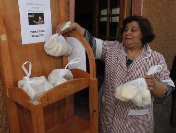¡Fe en la humanidad! Panadería de Valparaíso regala pan a quien lo necesite