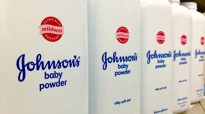 Mujer usó talcos Johnson & Johnson durante décadas: Le provocó cáncer de ovarios