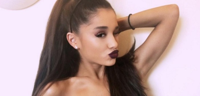 ¡Por poco! Ariana Grande se salvó de un porrazo gracias a los brazos de una periodista
