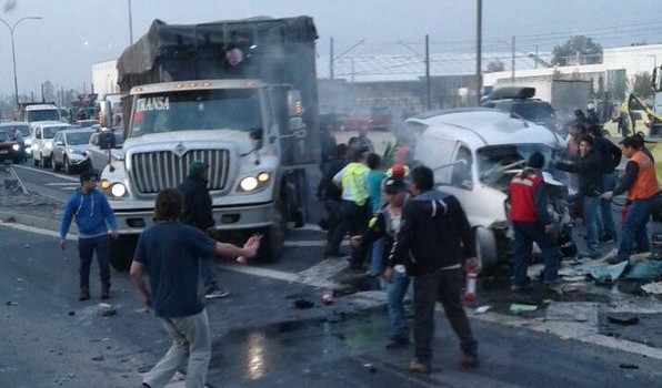 Al menos un muerto tras colisión múltiple en la Ruta 5 Sur a la altura de San Bernardo