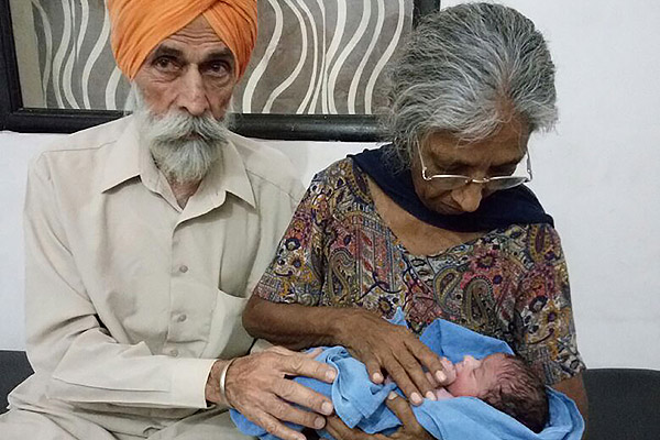 Una mujer india de 70 años da a luz a su primer hijo