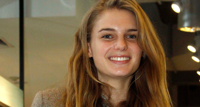 Josefina Montané repitió vestido de Vale Ortega en avant premiere de 