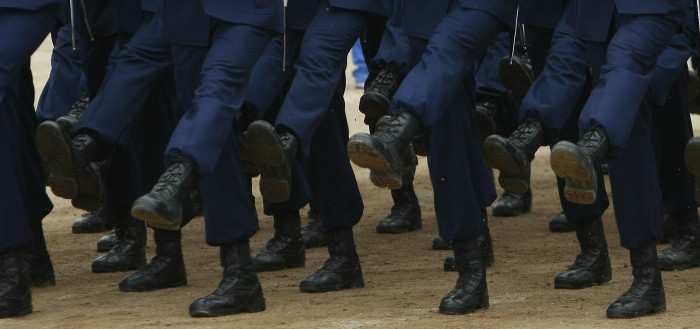 Imágenes de reclutas del ejército semidesnudas generan polémica en Argentina