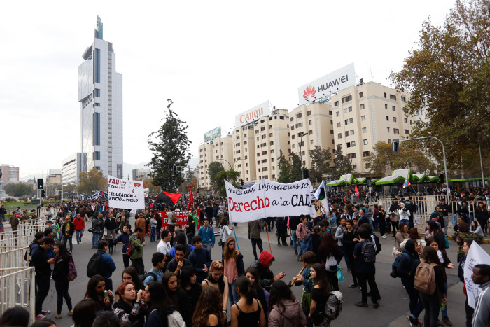 Actriz de 34 años acusa aborto tras marcha estudiantil: carabinera la habría golpeado