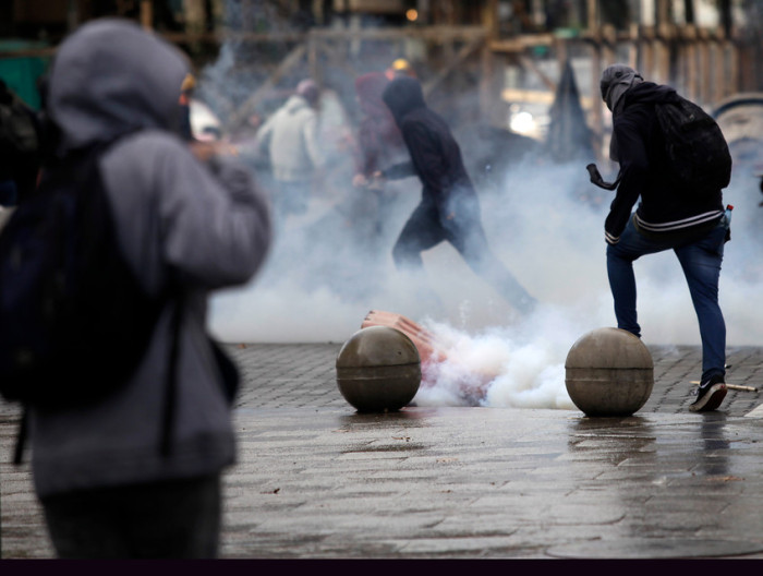 La peligrosa acción de un joven sobre techo de un auto en movimiento en marcha estudiantil