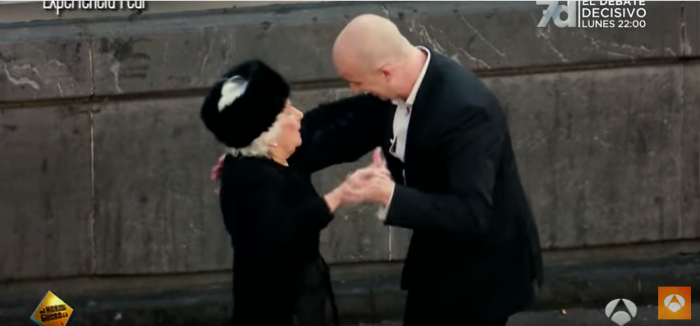 Se las trae: Abuelita de 81 años interpreta energético baile de salsa