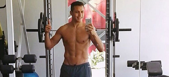 Alexis Sánchez y sus compañeros muestran su trabajado físico en chistosa fotografía
