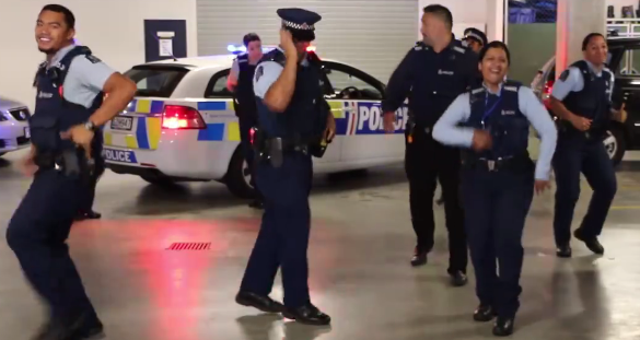Policía de Nueva Zelanda se luce con alegre baile para reclutar funcionarios