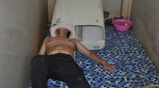 Joven tuvo que ser rescatado: se le atoró la cabeza en la lavadora