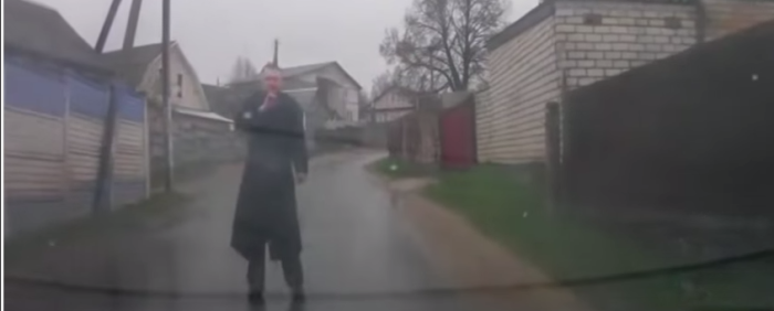 Hombre en Bielorrusia hace parar un auto en plena calle: Esta es la particular razón