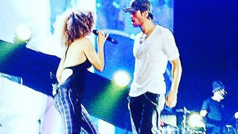 El polémico video de Enrique Iglesias: aparece tocando demás a una corista