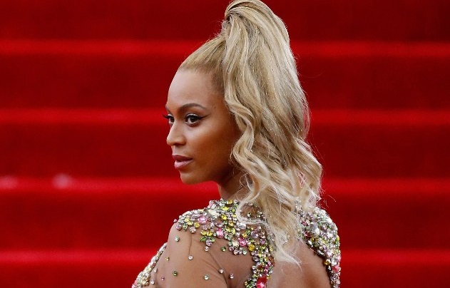 Joven se volvió viral tras asistir a su graduación con vestido al estilo Beyoncé