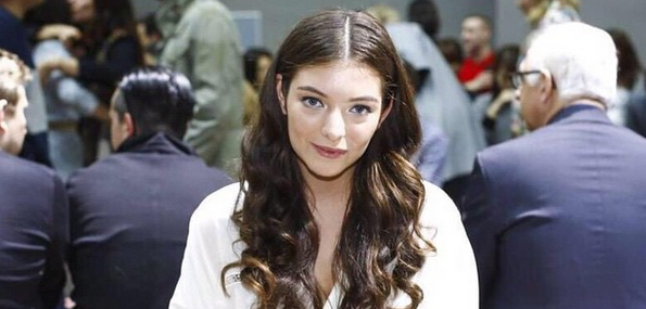 Escote de Lorde le jugó mala pasada en Gala MET 2016: Mostró de más