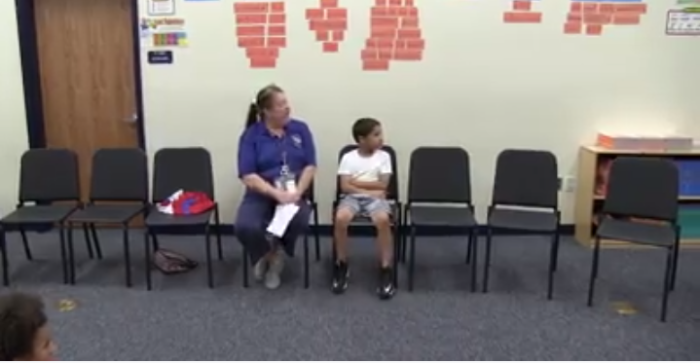 Así reaccionó una madre tras sorpresiva llegada de su hijo militar a su colegio