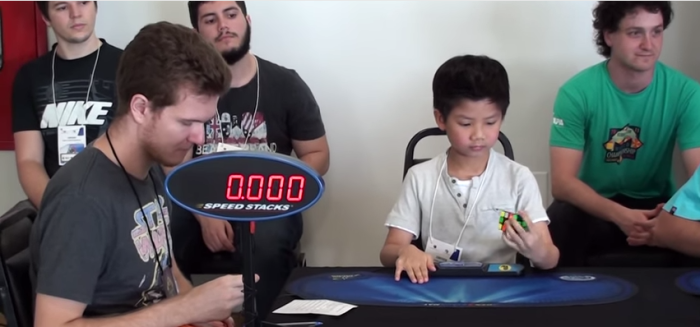 Impresionante: Niño chino de siete años logra récord armando un cubo rubik