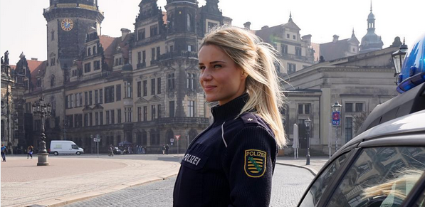 Adrienne Koleszar: Sexy policía se toma la red con desinhibidas fotos