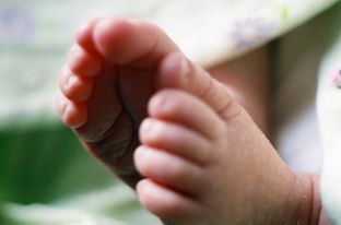 La milagrosa recuperación de un bebé al que apuñalaron y enterraron vivo