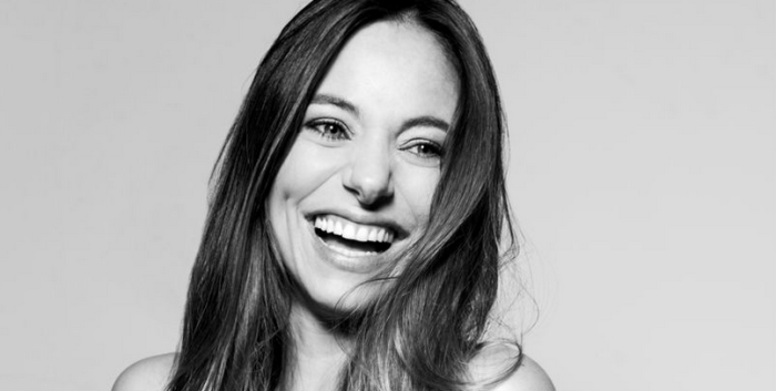 Mariana Derderián posó en un delicado topless para revista Viernes