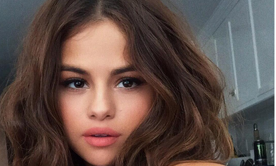 Esto hizo Selena Gomez con cartel que decía 