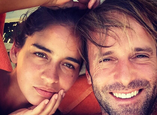 Puro talento: Esposa de Stefan Kramer debutó en vivo como cantante