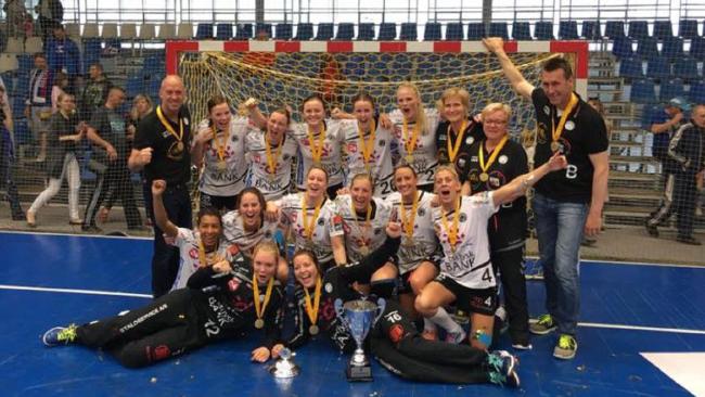 Integrantes de equipo femenino de handball ganaron trofeo y se desnudaron para celebrar