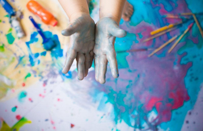 Niña de 6 años avergüenza a su madre con honesto dibujo sobre su apariencia