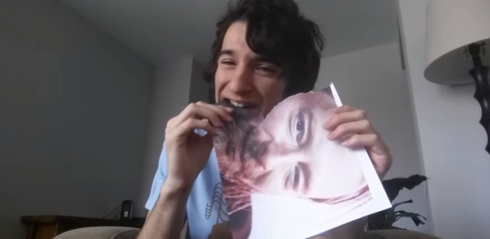 Fanáticos de Radiohead cumplieron con inusual apuesta y se comieron una foto del vocalista