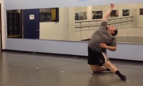 Impresionante: joven con sobrepeso deslumbra con sus coreografías en Youtube