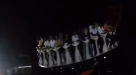 Un muerto dejó la caída de un juego mecánico en India: obligaron a trabajadores a probarlo