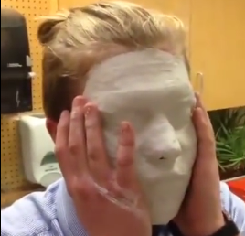 Estudiante se aplicó yeso en la cara para hacer una máscara y luego no pudo sacársela