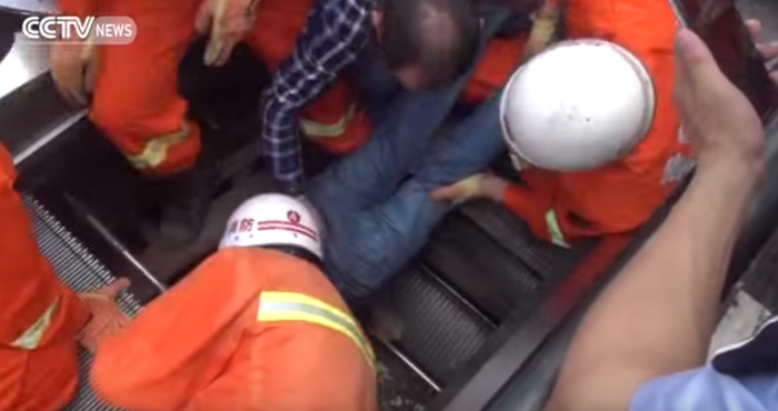 Trabajador atrapado en escalera mecánica fue rescatado con vida