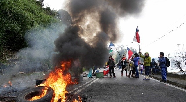Suspenden clases en más de 100 colegios en Los Lagos tras toma de rutas por marea roja