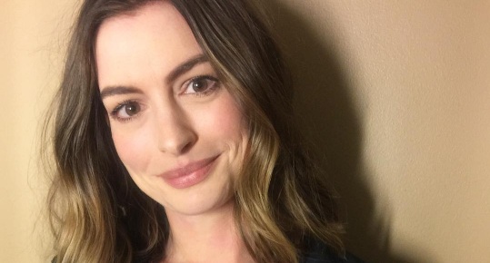 Inesperada situación que hizo llorar a Anne Hathaway en el gimnasio tras ser madre