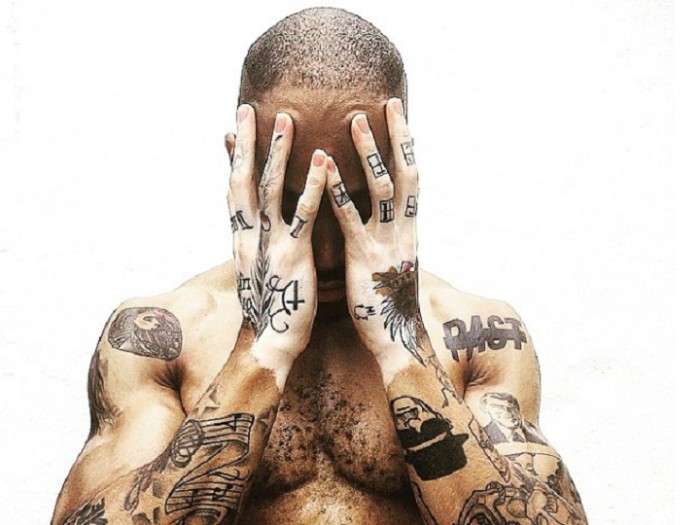 Joven con vitíligo que consideró suicidarse por el bullying, brilla como modelo