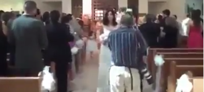 Fotógrafo protagoniza insólito bochorno en pleno matrimonio