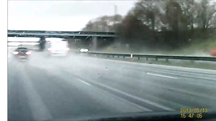 Inglés realizó peligrosa maniobra aprendida en videojuegos de autos para evitar accidente