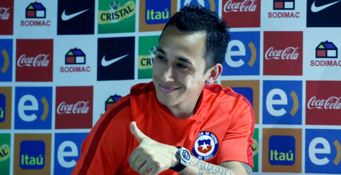 Fabián Orellana encendió las alarmas en la 'Roja' por dolores en su rodilla